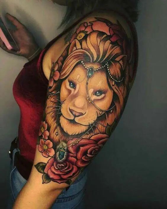Tatouage Lion Avec Fleurs Et Bijoux Sur Le Bras