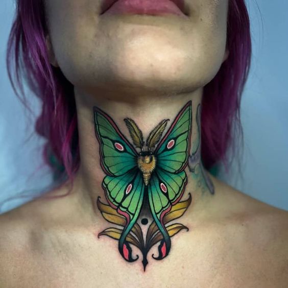 Tatouage Papillon Vert Sur Le Cou