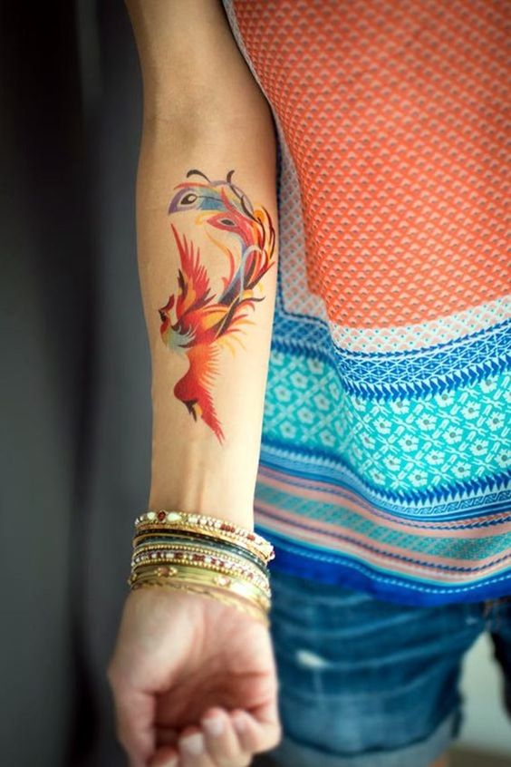 Tatouage Phœnix Discret Avec Touche D’aquarelle Sur L’avant Bras