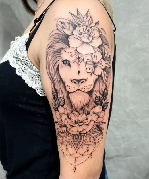 Tatouage Lion Ornemental Avec Dotwork Et Fleurs Sur Le Bras