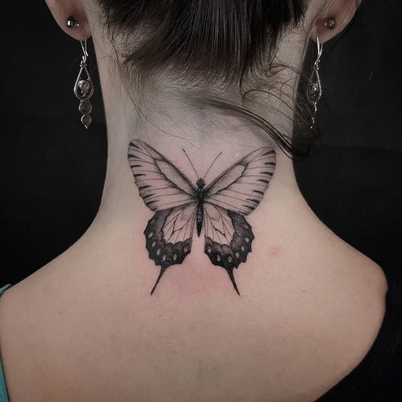 Tatouage Papillon Cuivré Commun Noir Sur La Nuque 