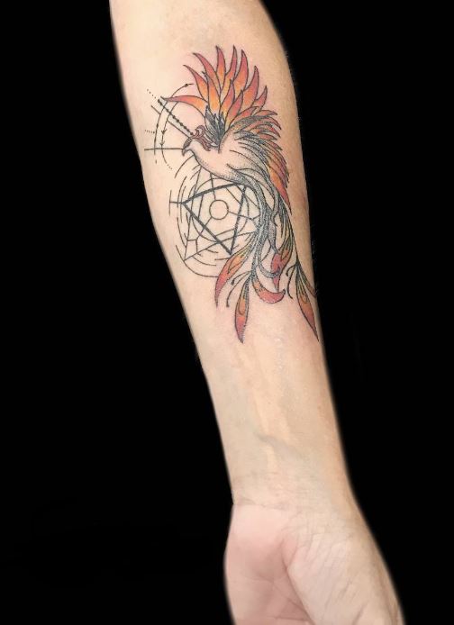 Tatouage Phœnix Avec Aile Enflammé Et Motifs Géométriques Sur L’avant Bras