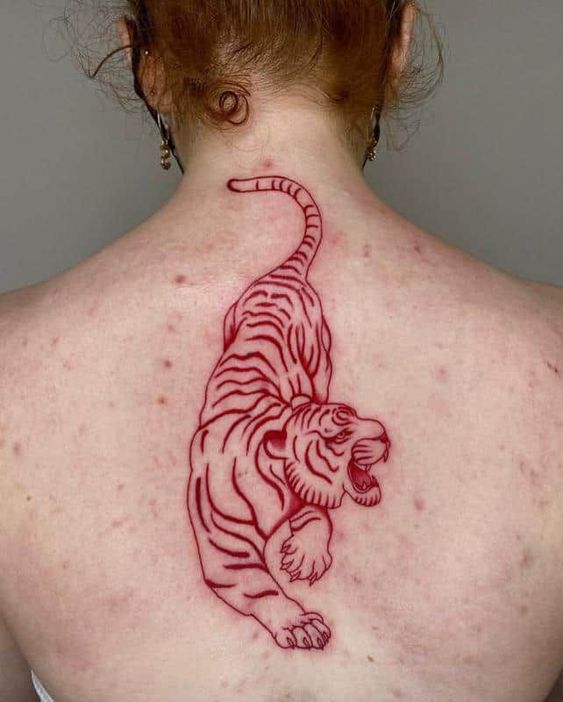 Tatouage Tigre à L'encre Rouge