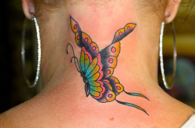 Tatouage Papillon Porte Queue Coloré Sur La Nuque 