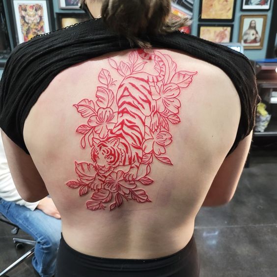 Tatouage Tigre Et Fleurs à L'encre Rouge