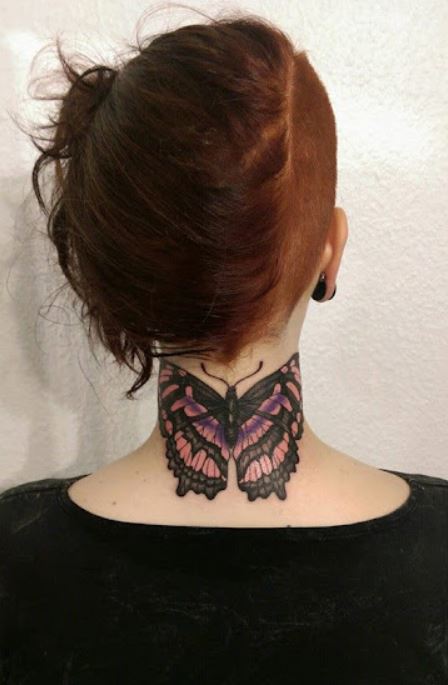 Tatouage Papillon Violet Sur La Nuque 