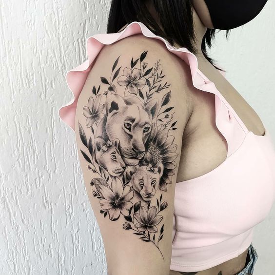 Tatouage Lionne, Lionceaux Et Fleurs Sur Le Bras