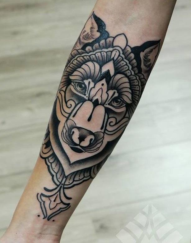 Tatouage Loup Mandala En Noir Sur L’avant Bras