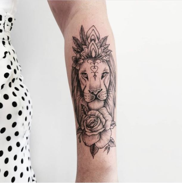 Tatouage Lion Couronné & Rose Sur L’avant Bras