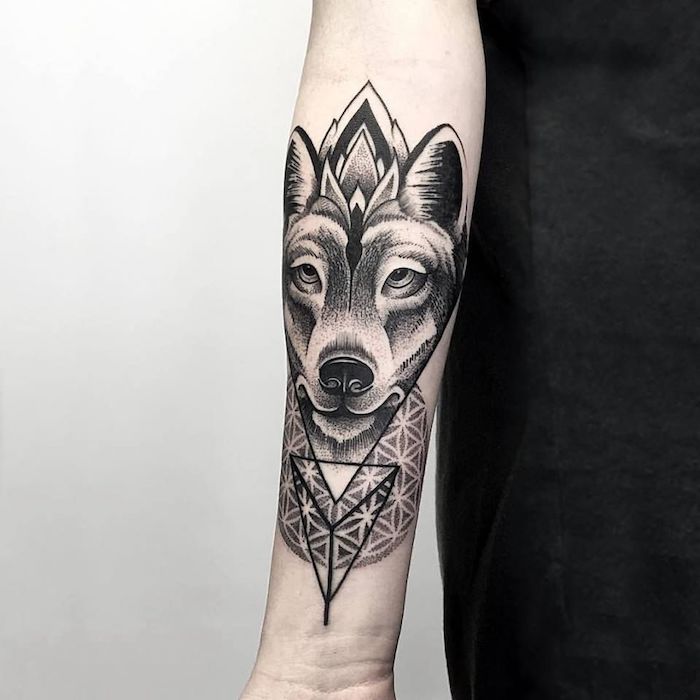 Tatouage Loup Mandala Avec Motifs étoilés Sur L’avant Bras