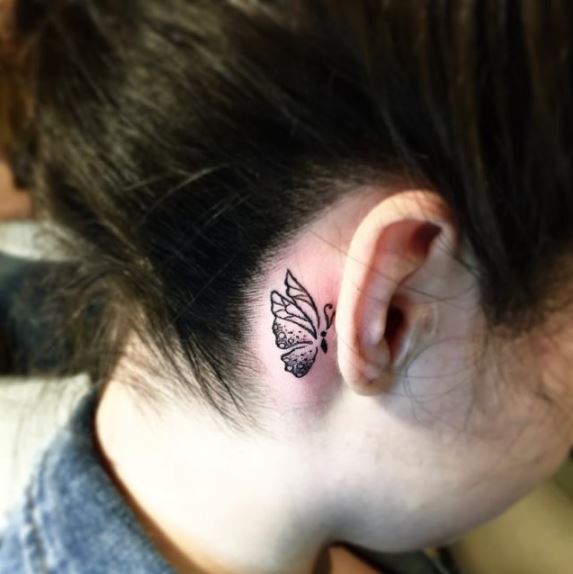 Tatouage Papillon Minimaliste Derrière L’oreille 