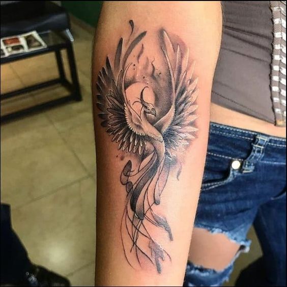 Tatouage Phœnix Aquarelle Noire Déployant Des Ailes Sur L’avant Bras