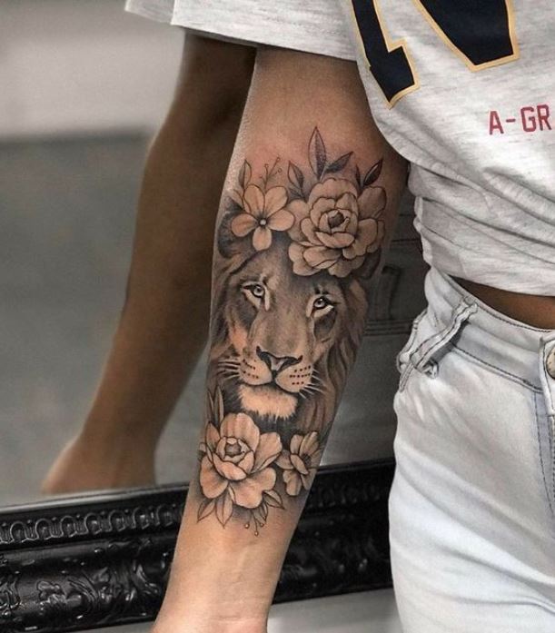 Tatouage Lion & Fleurs En Noir Et Gris Sr L’avant Bras
