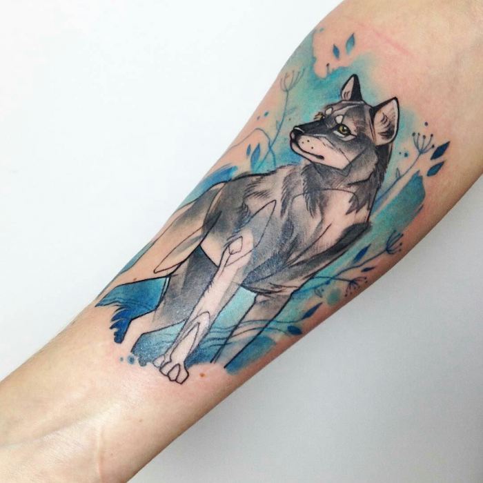 Tatouage Loup Complet Avec Aquarelle Bleue Sur L’avant Bras