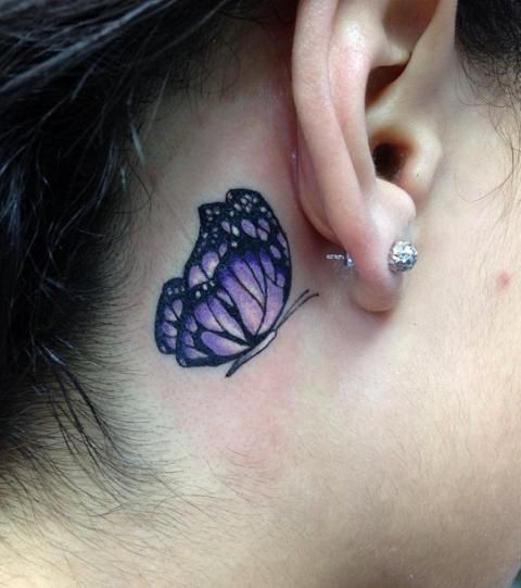 Tatouage Papillon Minimaliste Violet Derrière L’oreille 