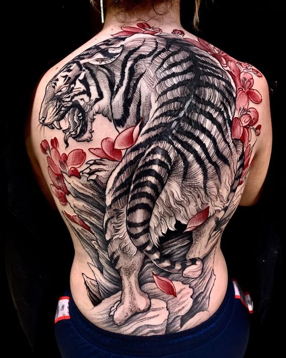 Tatouage Tigre Et Fleurs Rouges