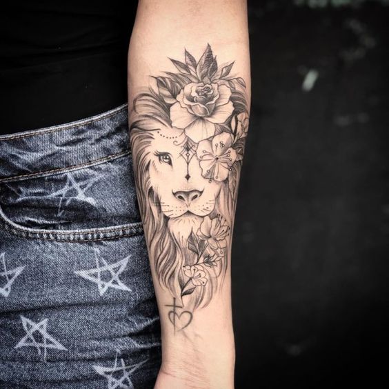 Tatouage Lion Ornemental & Fleurs Sur L’avant Bras
