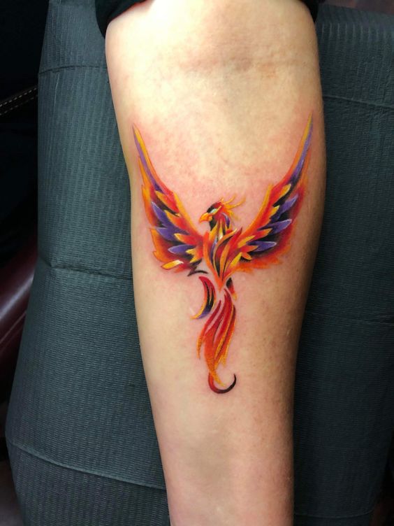 Tatouage Phœnix Violet, Rouge Et Jaune Sur L’avant Bras
