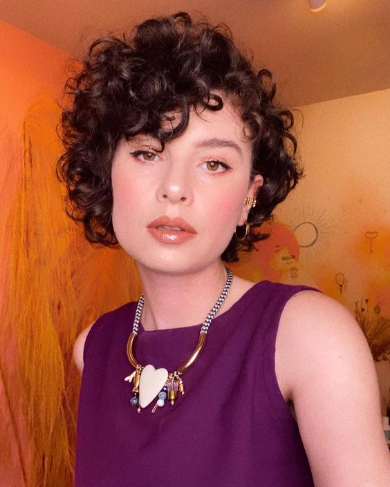 Coupe Courte Asymétrique Avec Des Boucles ébouriffées 
