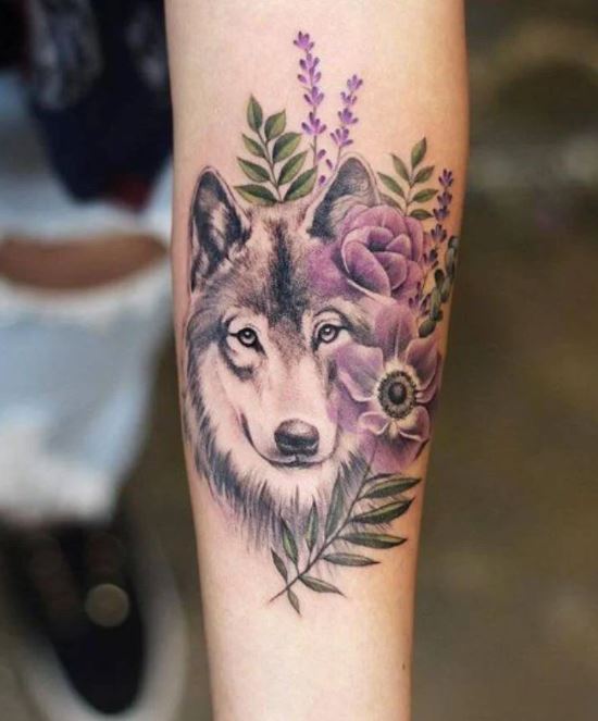 Tatouage Loup Avec Décoration Florale Sur L’avant Bras
