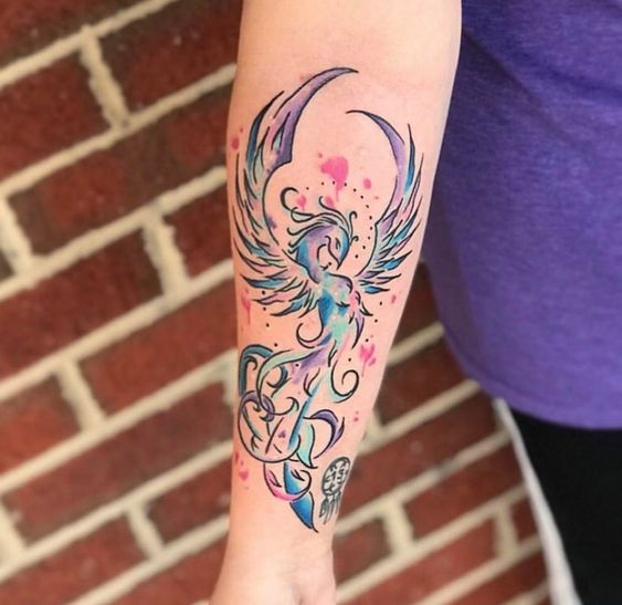 Tatouage Phœnix Graphique Couleur Violette Sur L’avant Bras