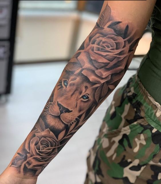 Tatouage Lion Et Roses Sur L’avant Bras