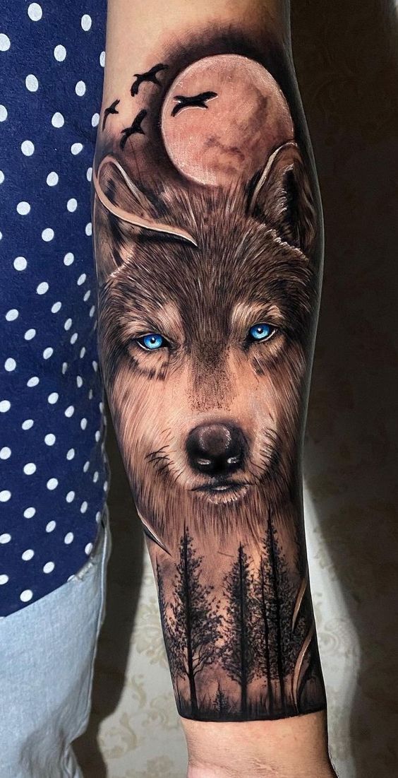 Tatouage Loup Aux Yeux Bleus Sur L’avant Bras