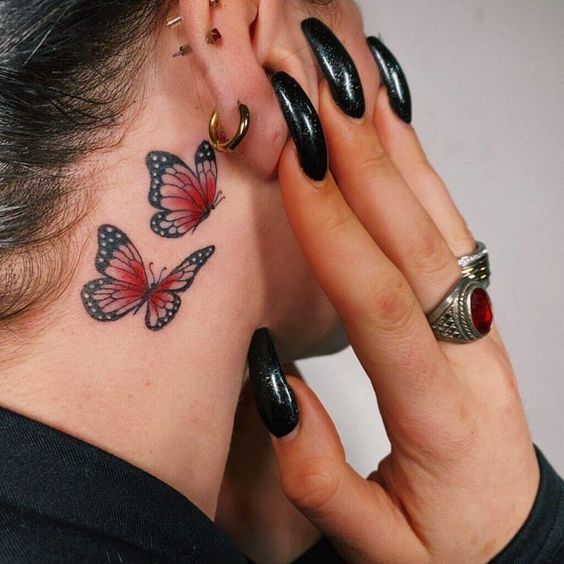 Tatouage Papillons Rouges Derrière L’oreille 