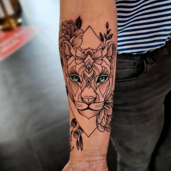 Tatouage Lionne Ornemental Avec Géranium Sur L’avant Bras