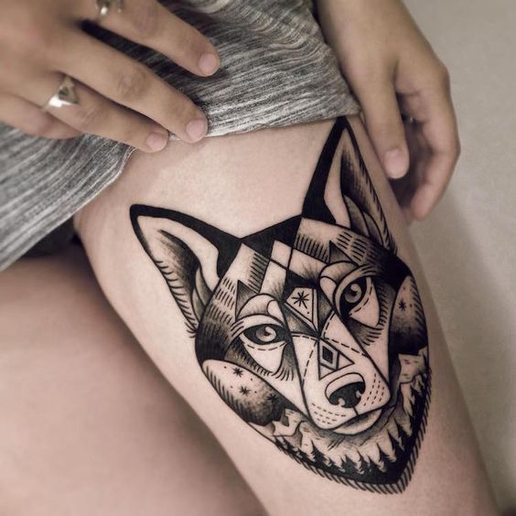 Tatouage Loup Géométrique Sur La Cuisse