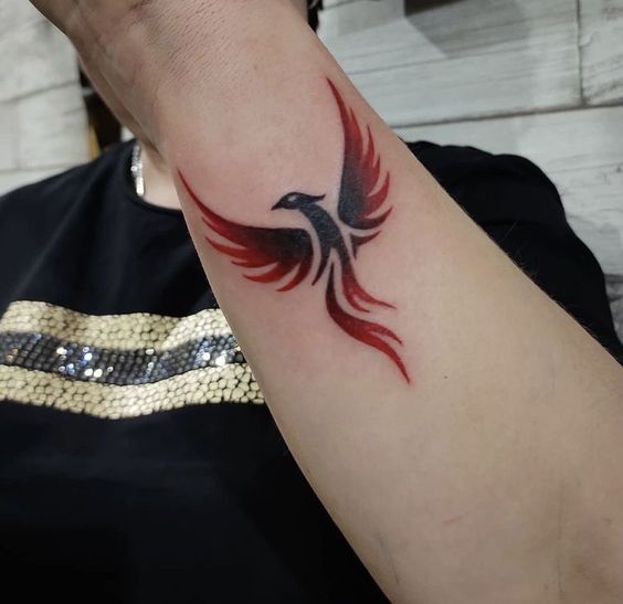 Tatouage Phœnix Tribal Minimaliste Sur Le Poignet