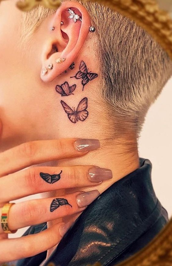 Tatouage De 3 Papillons Rose & Noir Derrière L’oreille 