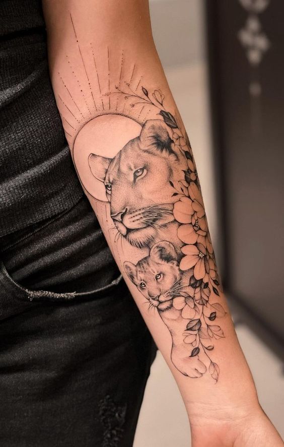Tatouage Lionne Avec Lionceau & Roses Sur L’avant Bras