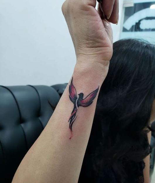 Tatouage Phœnix Noir Et Rouge Minimaliste Sur Le Poignet