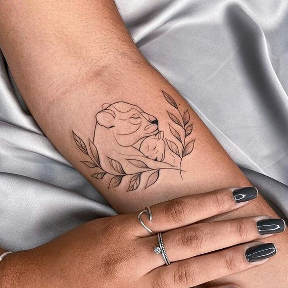 Tatouage Lionne & Lionceau Minimaliste Sur L’avant Bras