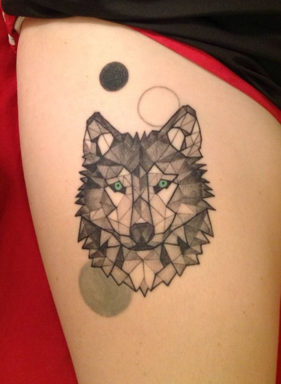 Tatouage Loup Graphique Avec 3 Lunes Sur La Cuisse