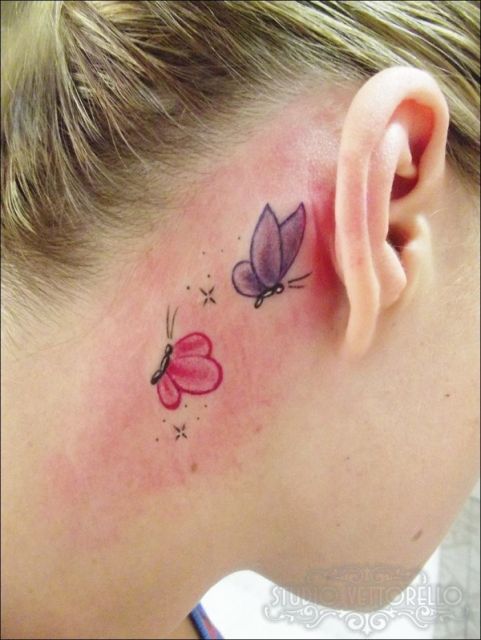 Tatouage Papillons Rouge & Violet Derrière L’oreille 