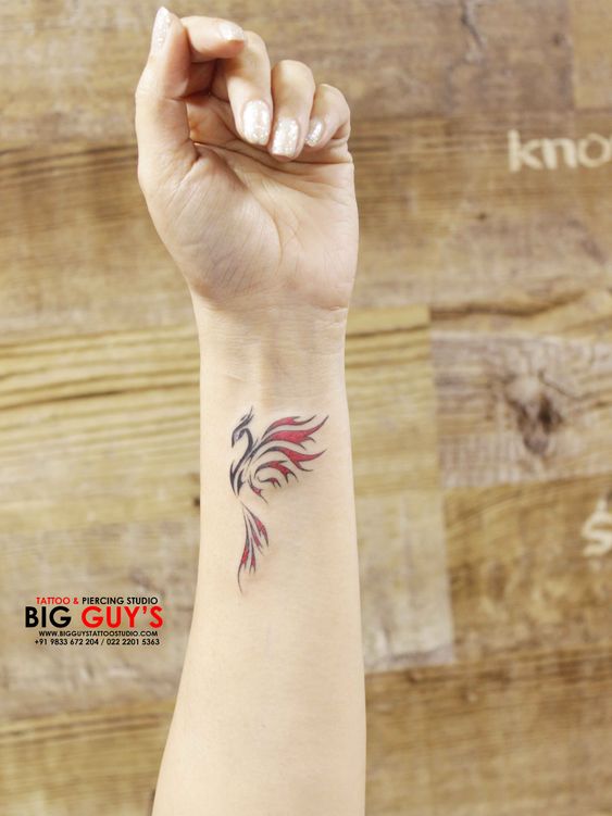 Tatouage Phœnix Tribal Minimaliste Noir Et Rouge Sur Le Poignet