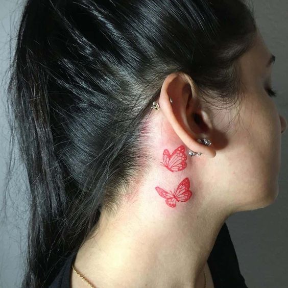 Tatouage De Deux Papillons Rouges Derrière L’oreille