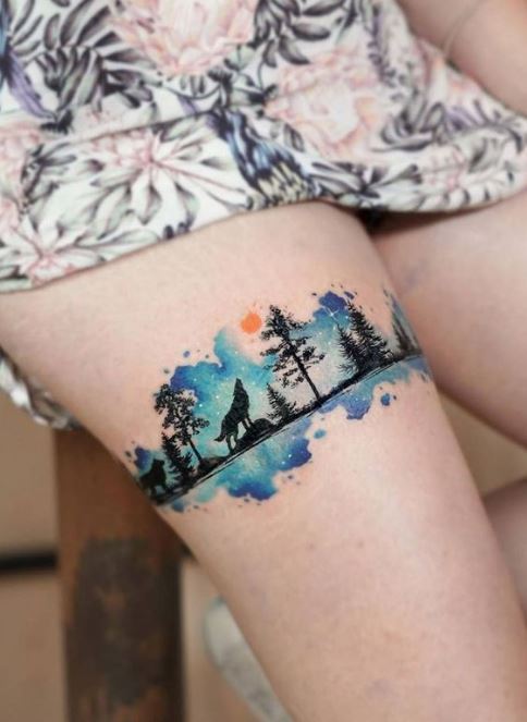 Tatouage Loup & Paysage Aquarelle Bleue Sur La Cuisse