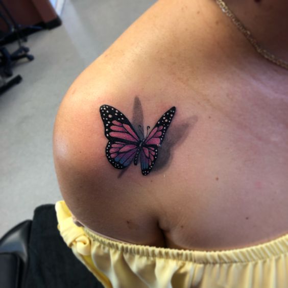 Tatouage Papillon Monarque Coloré Sur L’épaule