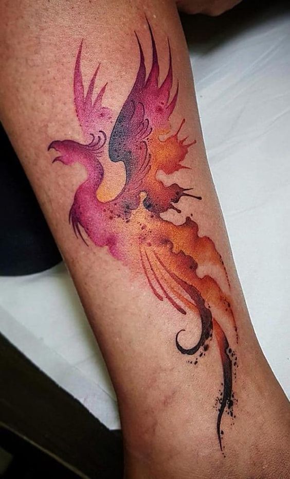 Tatouage Phœnix Aquarelle Rose, Orange Et Noir Sur La Jambe