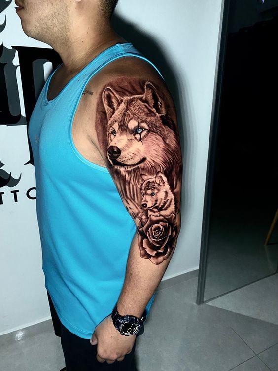 Tatouage Loup Avec Louveteau Et Rose Sur Le Bras
