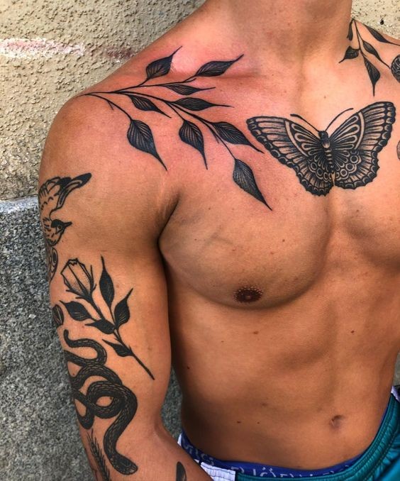 Tatouage Papillon & Feuilles Sur Le Torse 