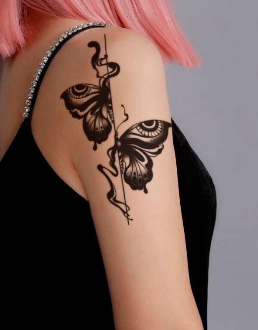 Tatouage De Deux Papillons Noirs Sur L’épaule