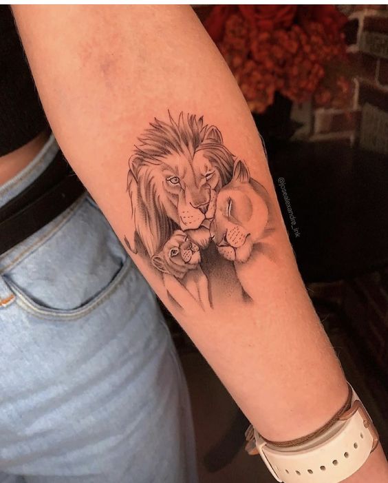 Tatouage Famille De Lions Sur L’avant Bras