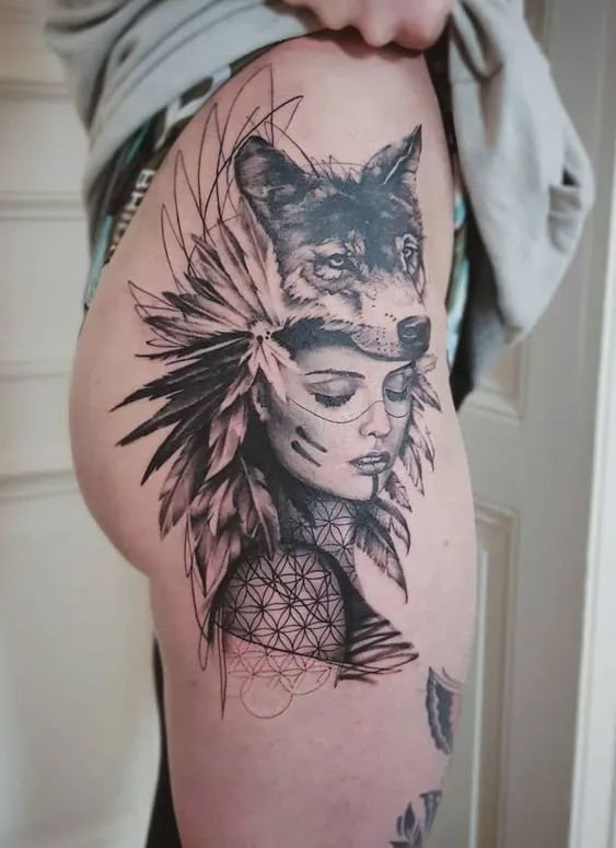 Tatouage Loup Et Amérindienne Sur La Cuisse