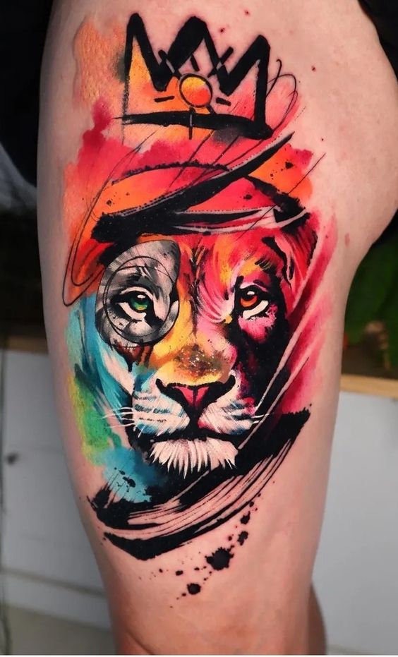 Tatouage Lionne Avec Couronne Et Soleil Sur La Cuisse