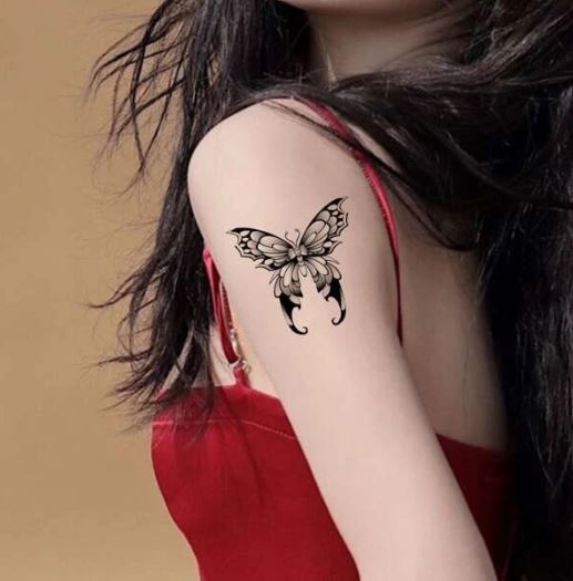 Tatouage Papillon Porte Queue En Noir Sur Le Bras