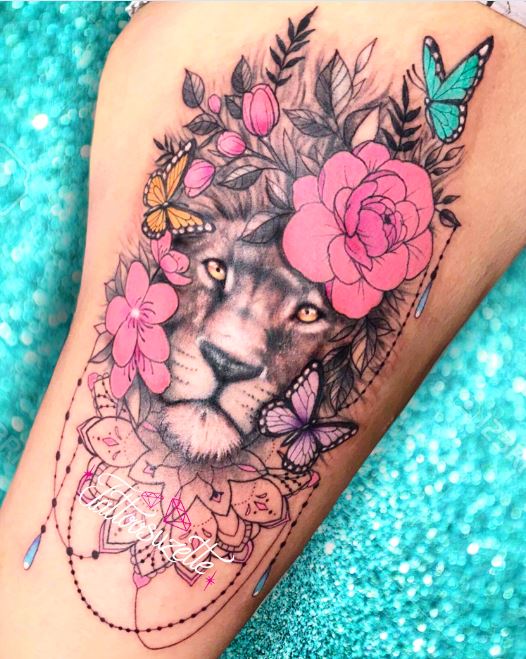 Tatouage Lion Avec Fleurs, Papillons Et Ornements Sur La Cuisse